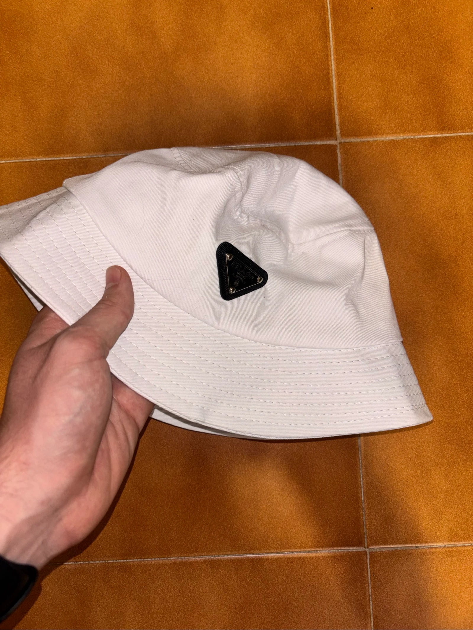 Gorro pescador blanco de diseñador con placa – photo 4